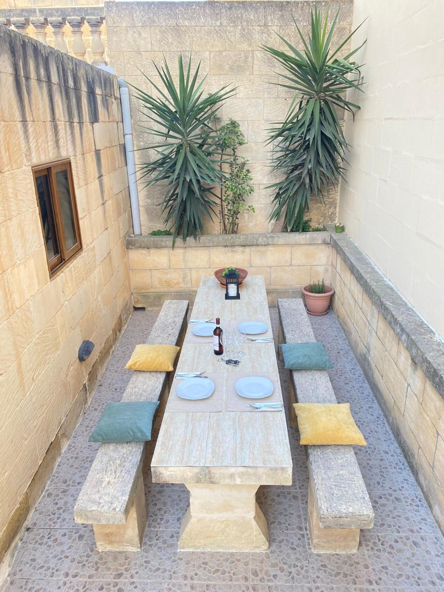 A La Maison B&B Xagħra Exteriör bild