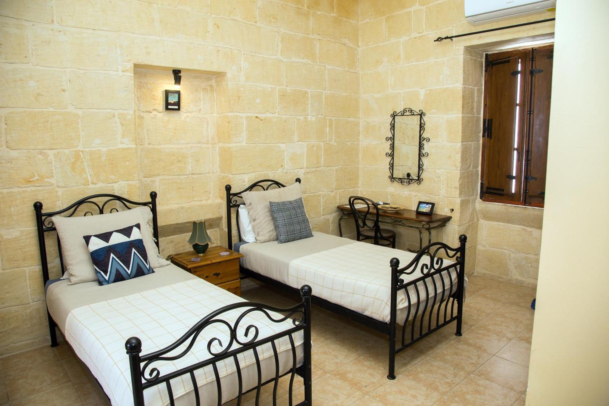 A La Maison B&B Xagħra Exteriör bild